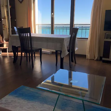 Spacious Seaview Apartments, 100m To The Apartamento